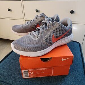 Women's Nike Revolution 3 Sneakers Size 7.5